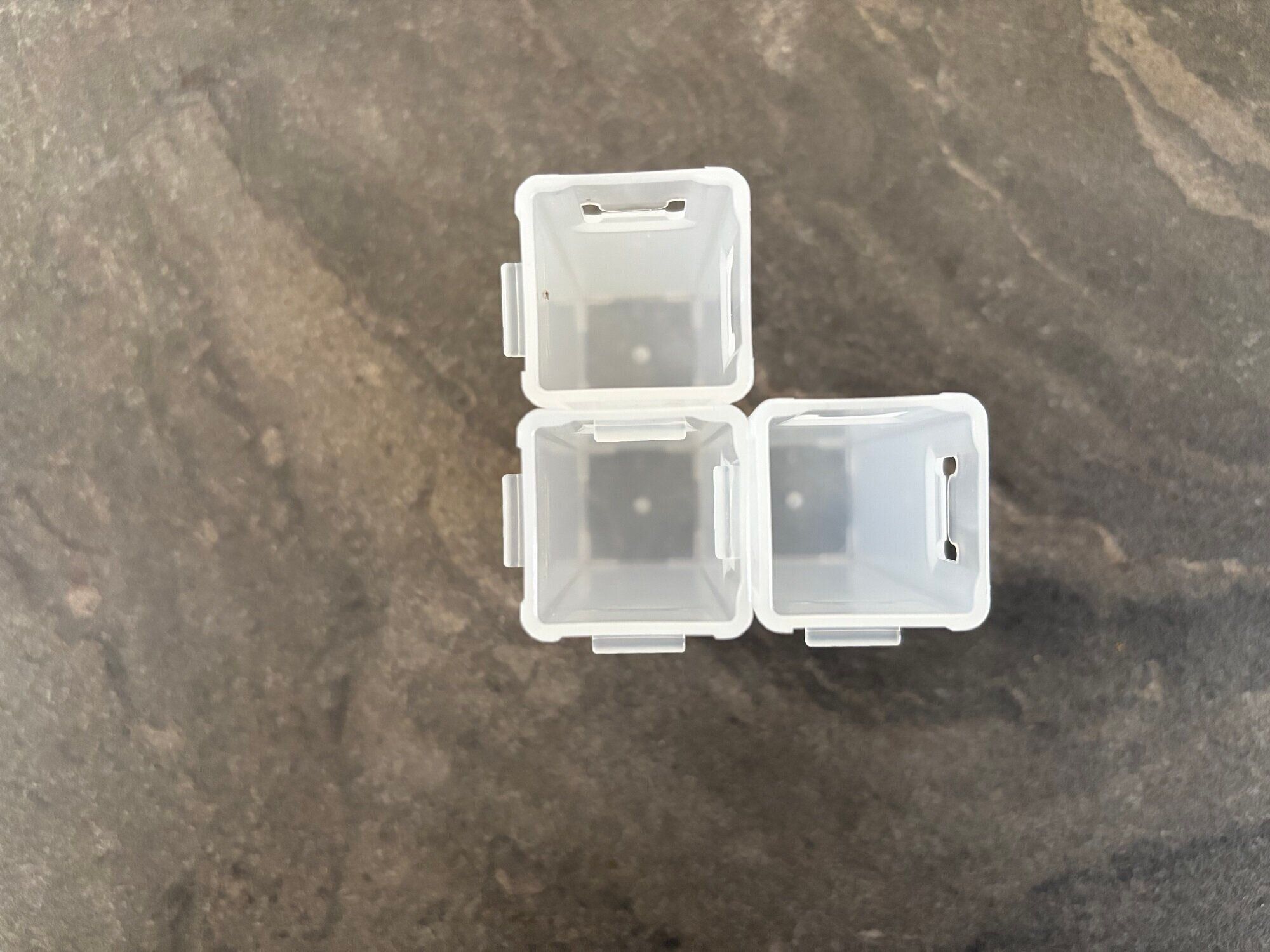 DAISOで見つけた！「あれ、どこいった？」迷子になりやすい軟膏のスッキリ収納が叶う優れモノ