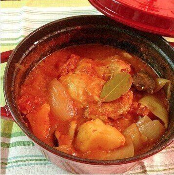 ストウブでチキンと野菜のトマト煮込み
