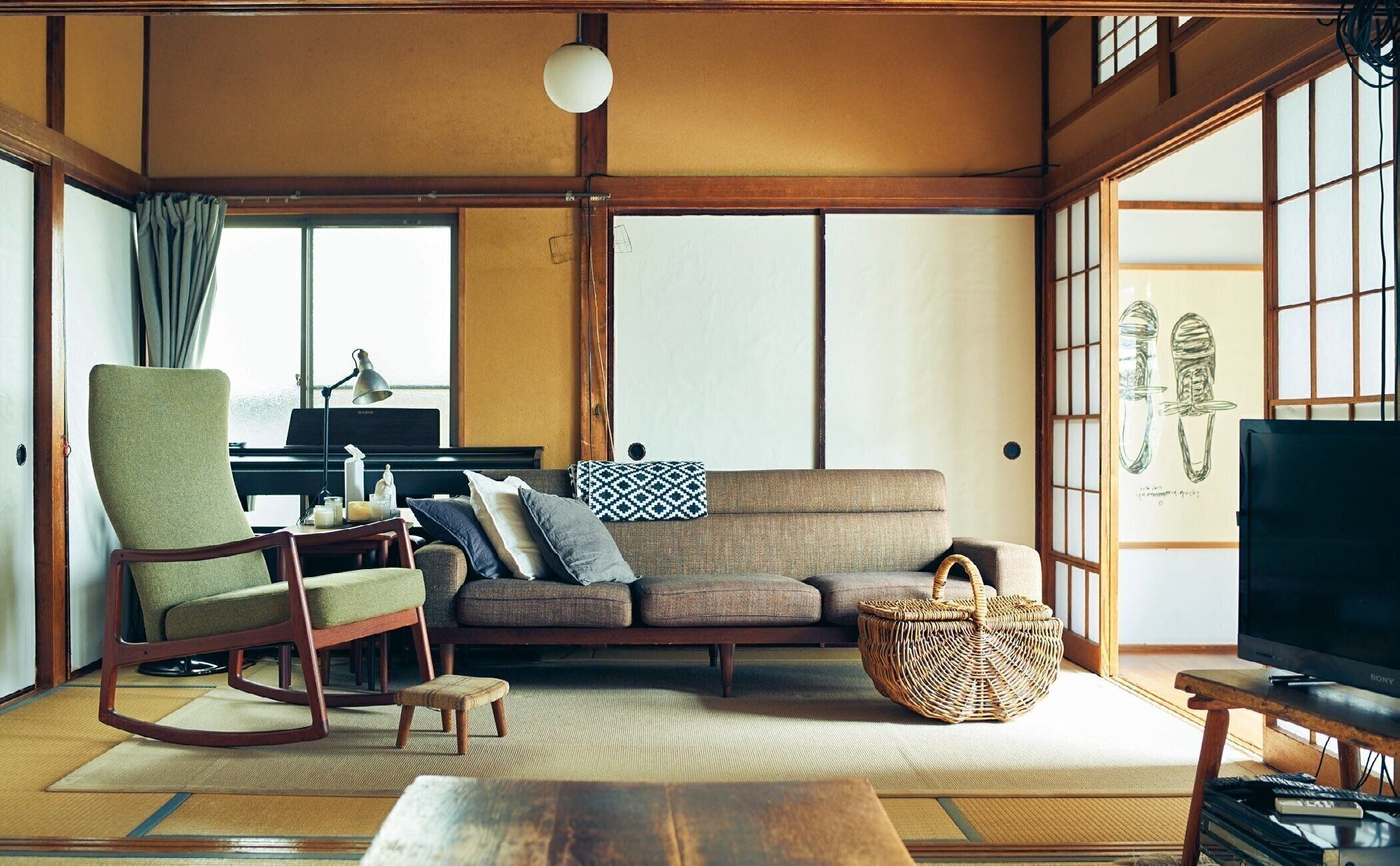 リビングの片側はくつろぎのコーナー。ソファの後ろがクローゼット代わりの押し入れ。