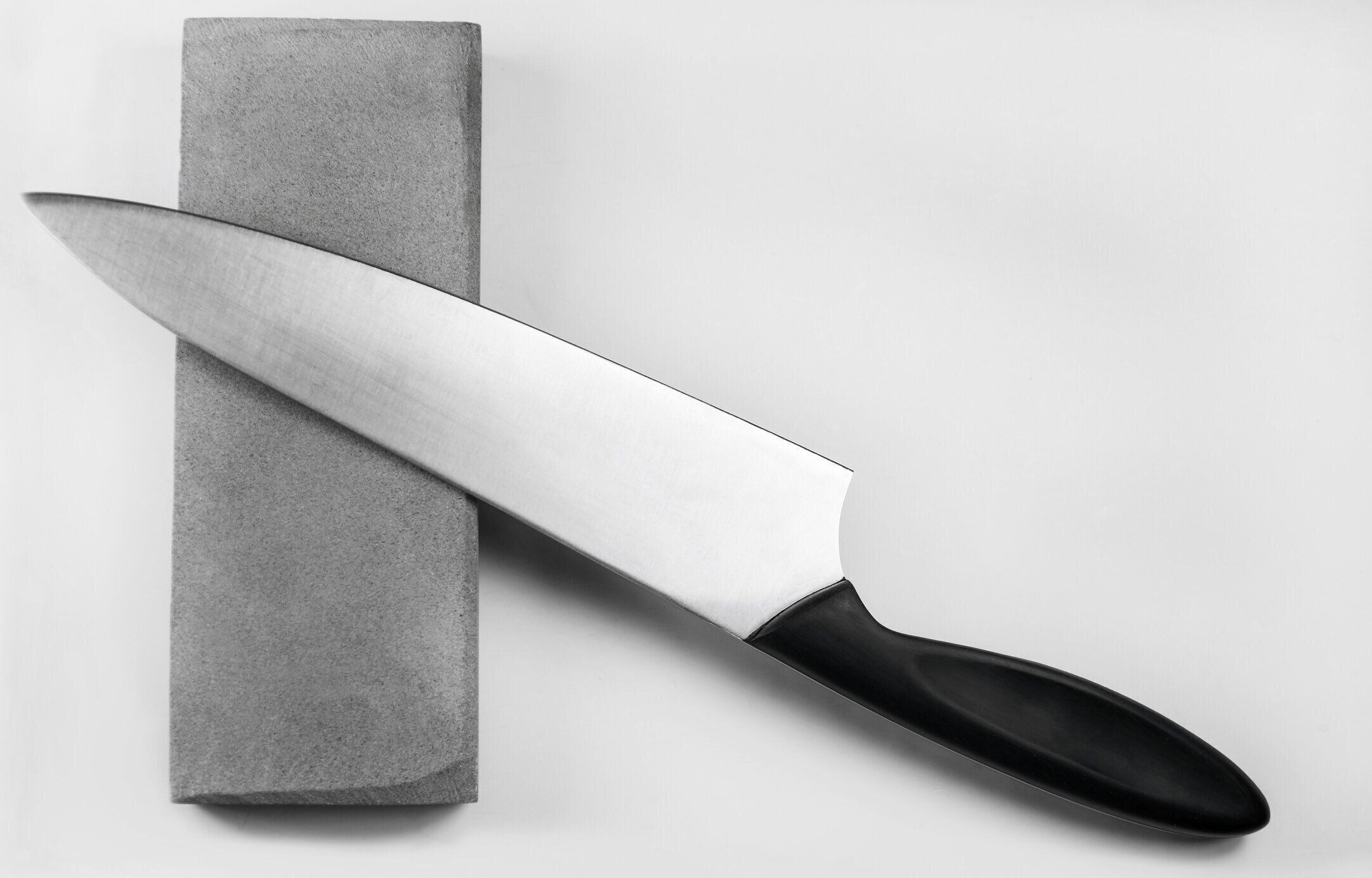 舌を出しながら玉ねぎを切ると涙が出ない 玉ねぎで泣かない方法 を家事の専門家に聞いた サンキュ