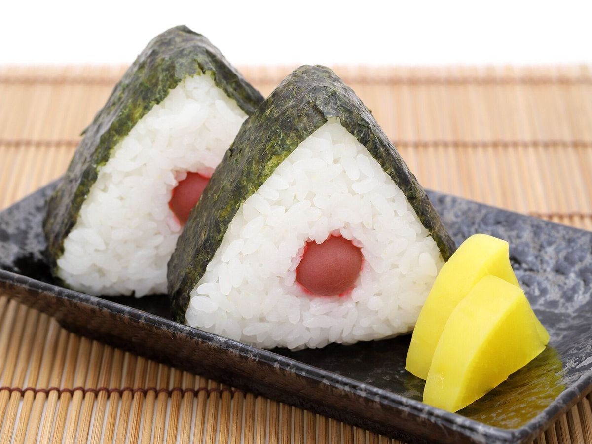 おにぎり。海苔と梅干しの米の三角形