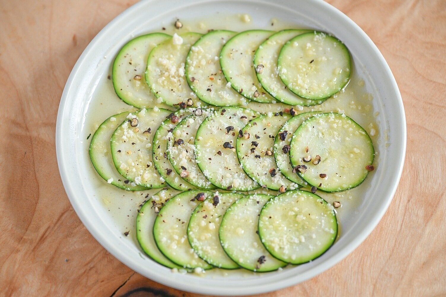 皿にのったズッキーニのサラダ