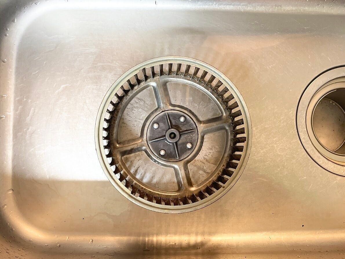 シンクに置かれたつき置き後のシロッコファン