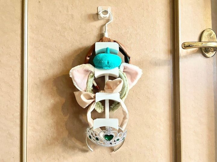 バッグハンガーにカチューシャをかける