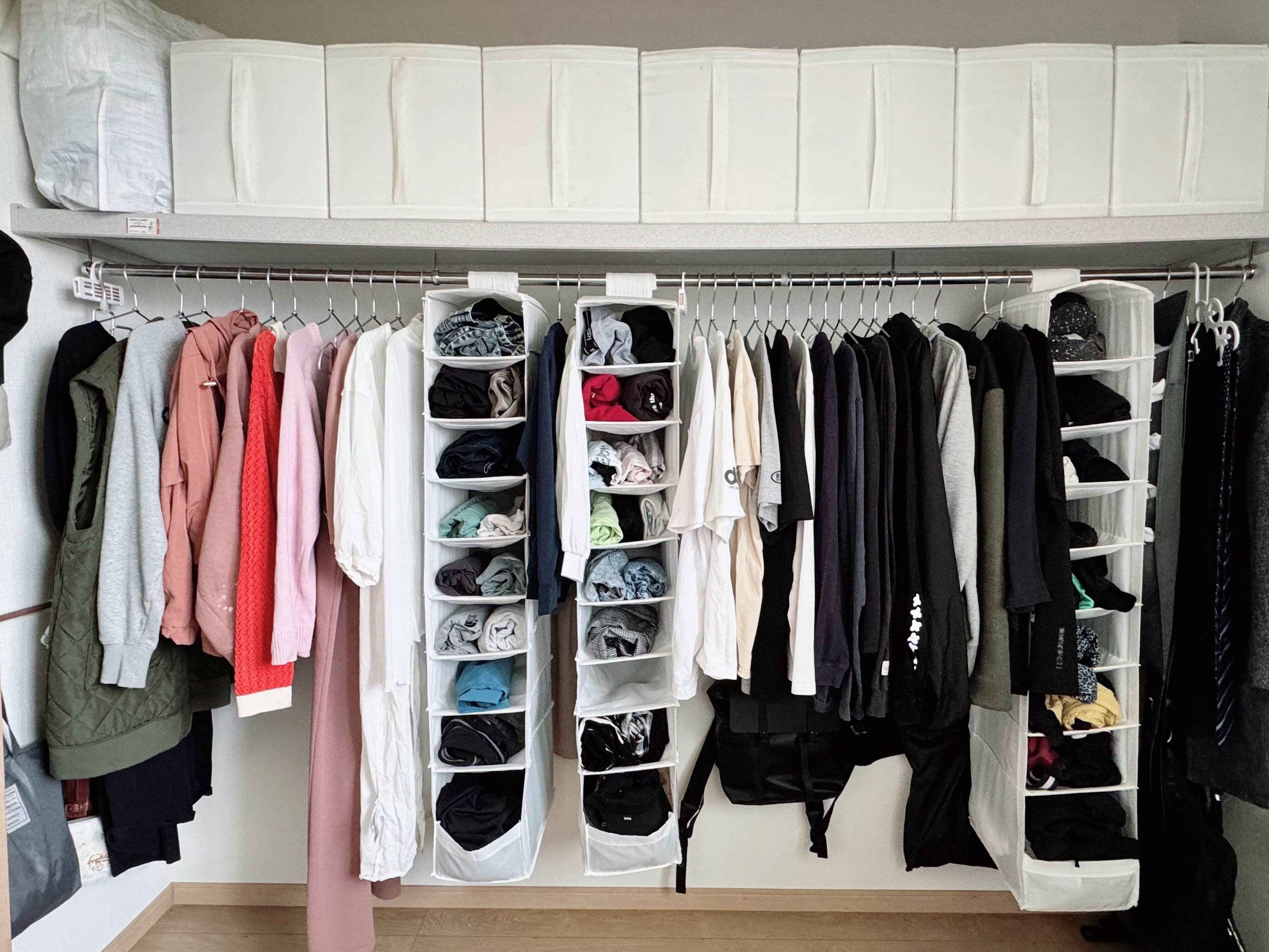 洋服から捨てないで！クローゼットをすっきりさせるために最初に捨てるべきものとは？