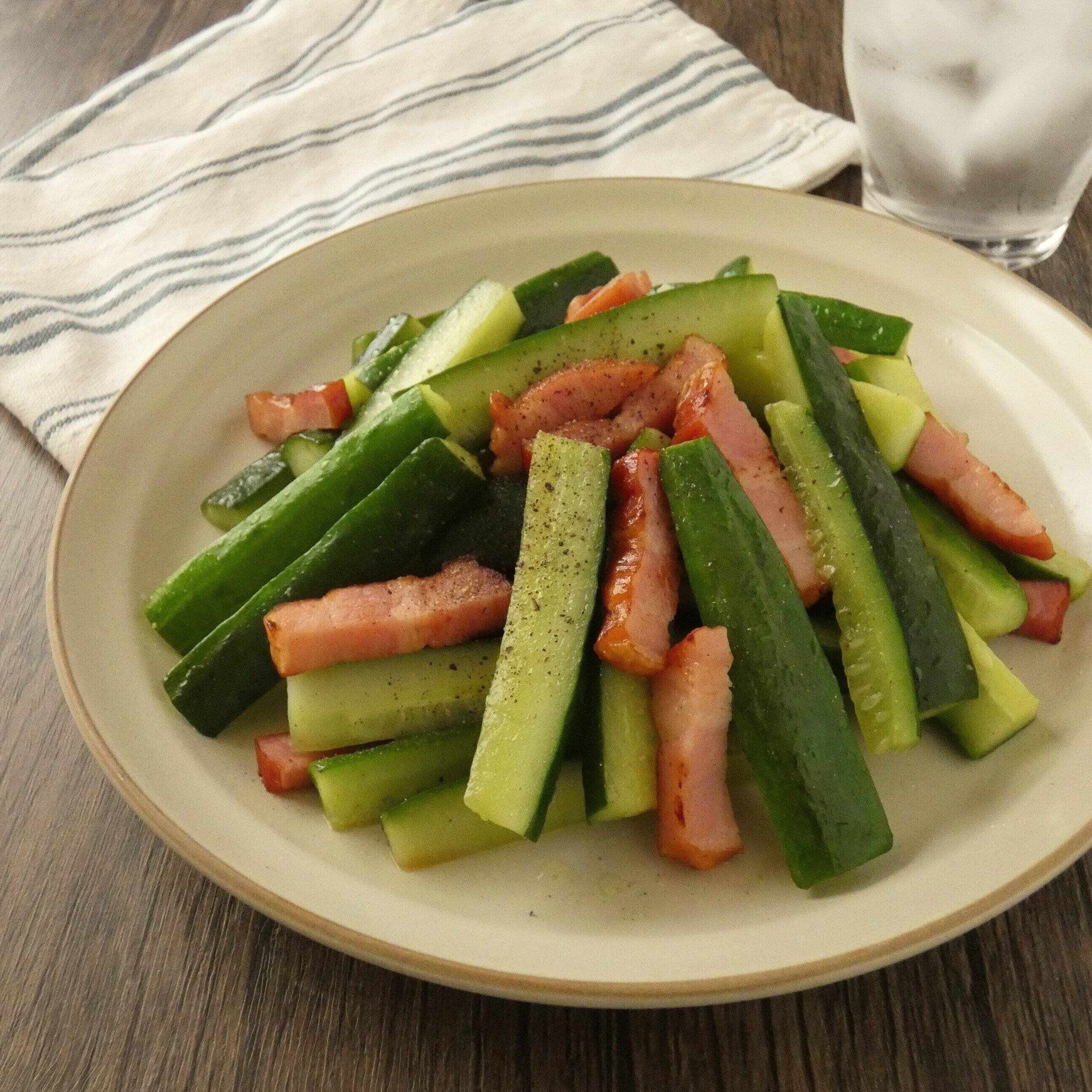 キュウリとベーコンのにんにく塩炒め