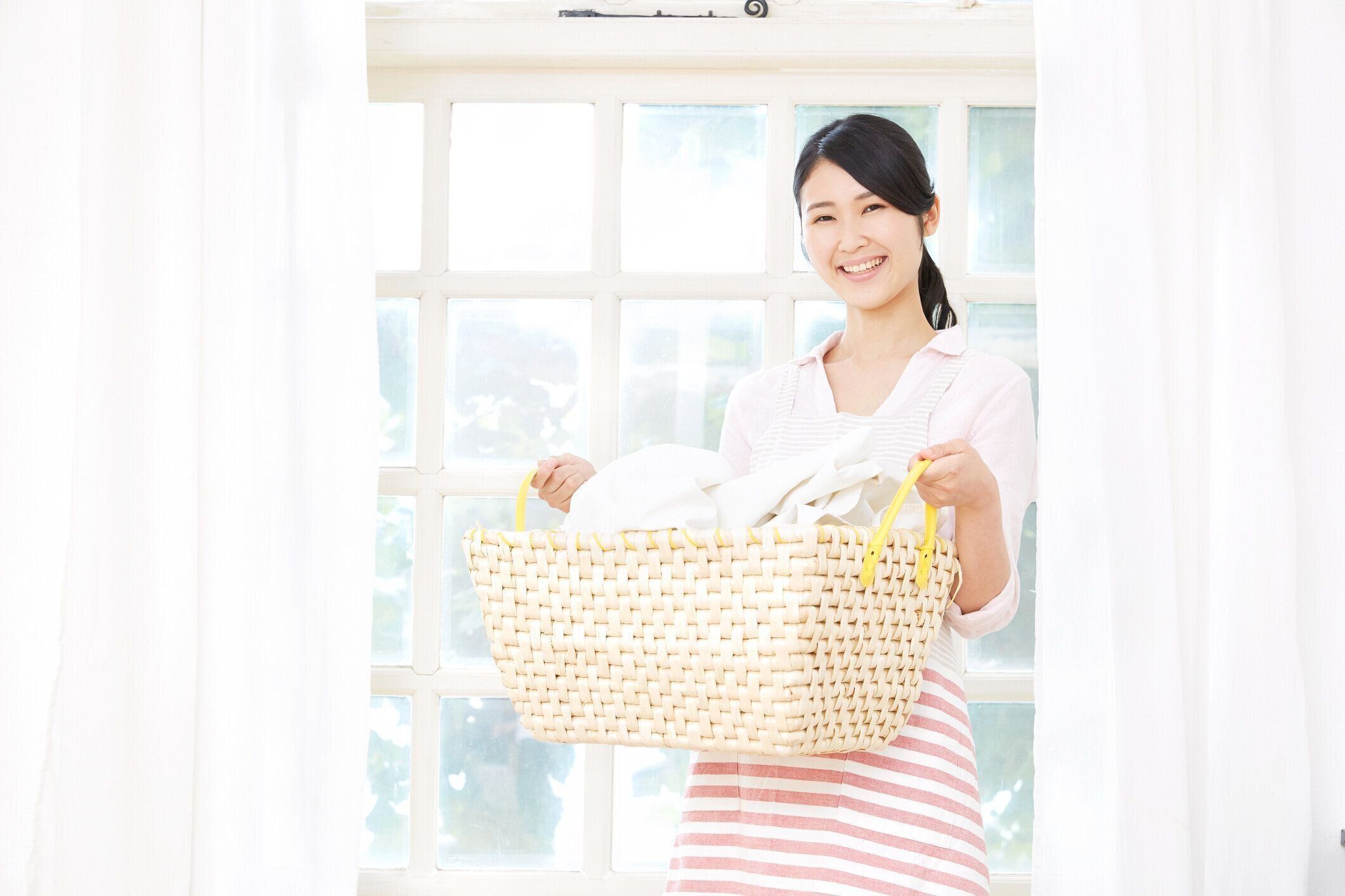 洗濯物でアジアの女性の笑顔