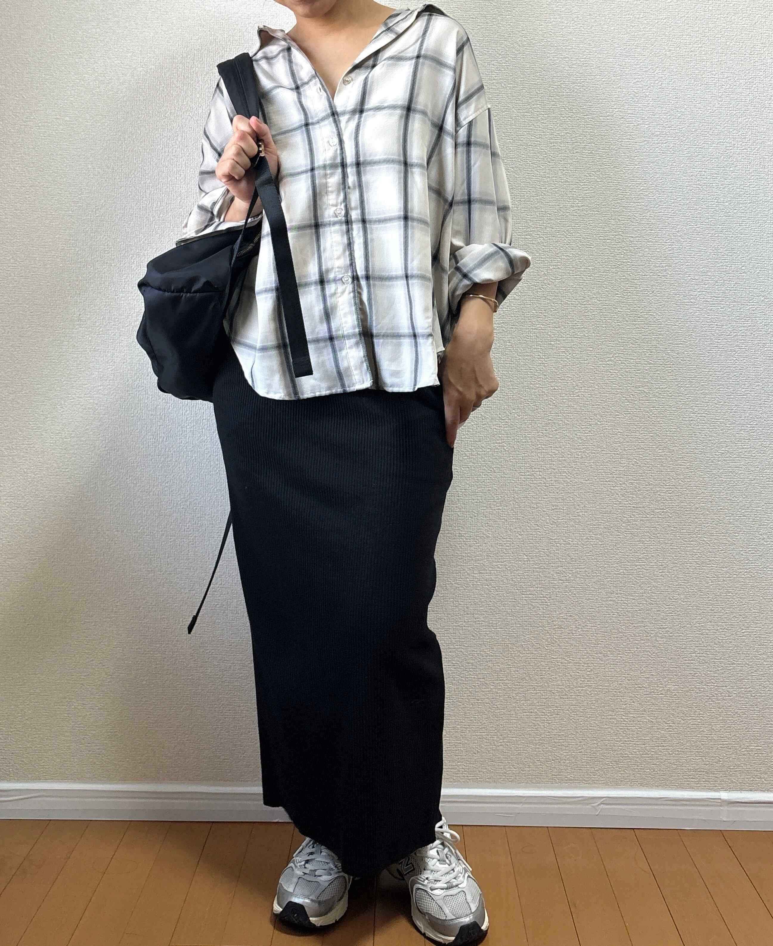 チェックシャツとタイトスカートのコーディネート