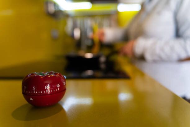 キッチンの黄色の表面にタイマー