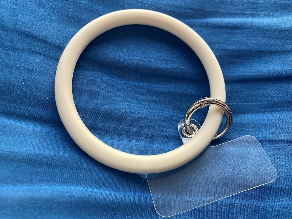 【ダイソー】ショルダーのつぎはリストの時代が来る!?スマホの落下防止アイテムに決定版が登場