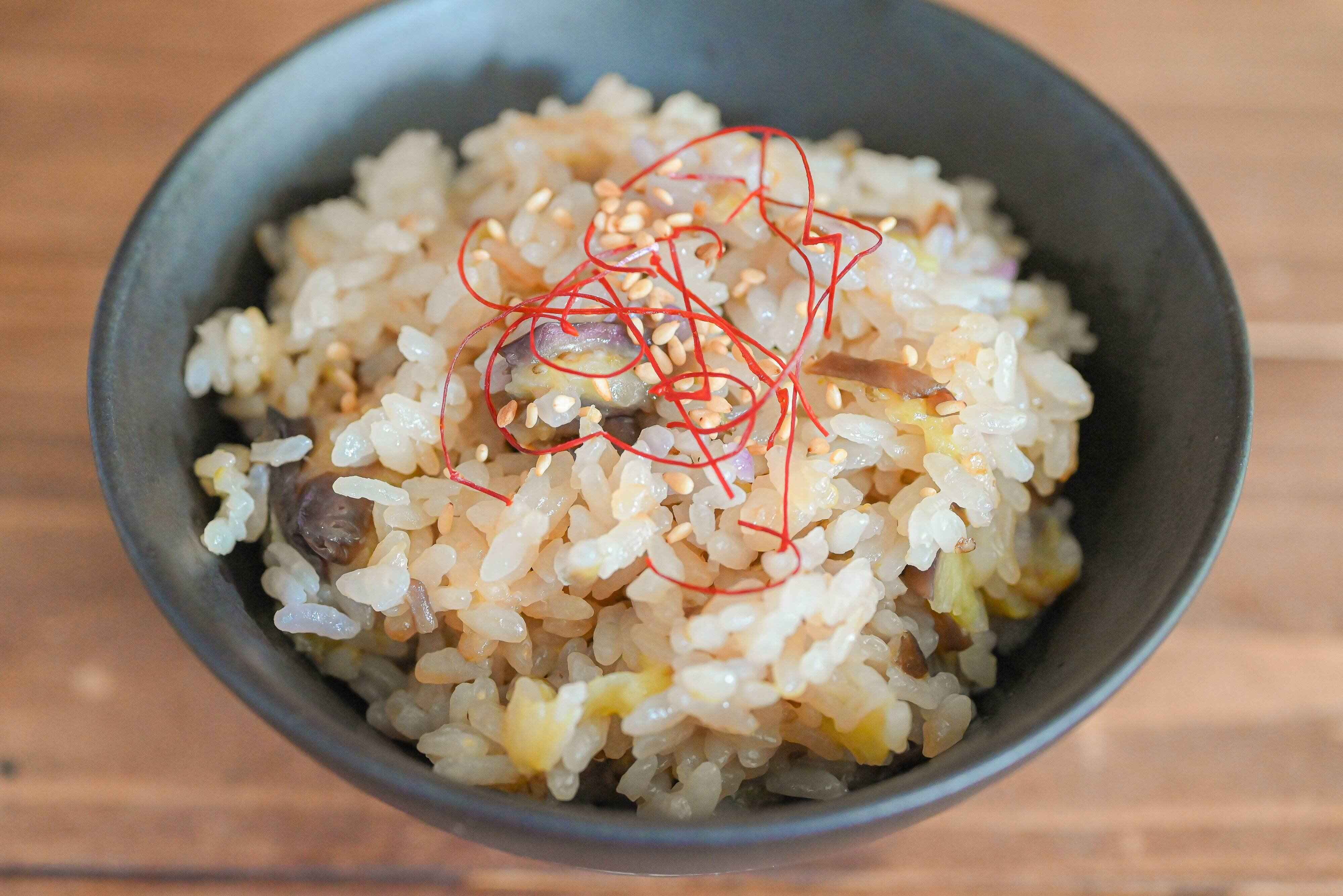 茶碗に盛られたなすの炊き込みごはん