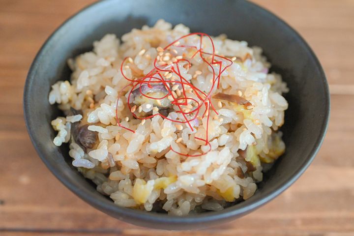 茶碗に盛られたなすの炊き込みごはん