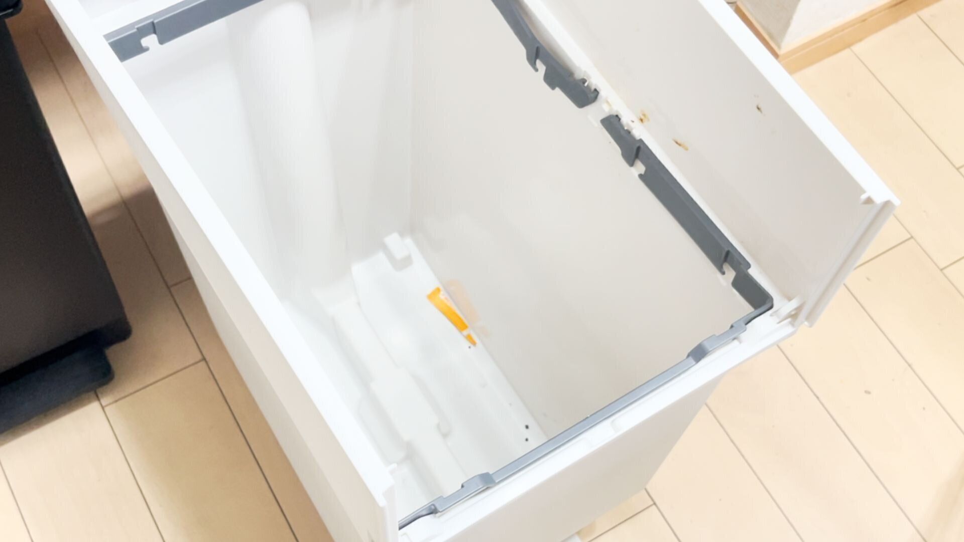 汚れたゴミ箱の底