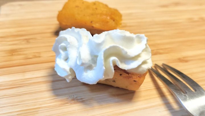 ホイップクリームをのせたスイートポテト