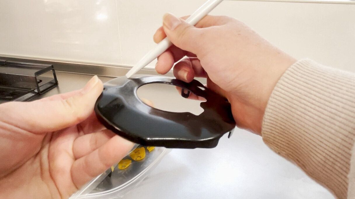 焦げをヘラで落とす