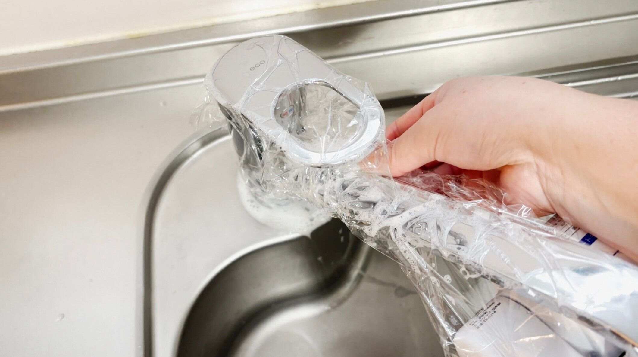 ラップで蛇口を覆う