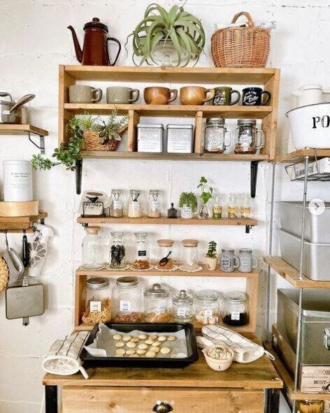 調味料は透明のボトルに入れて見せる収納！