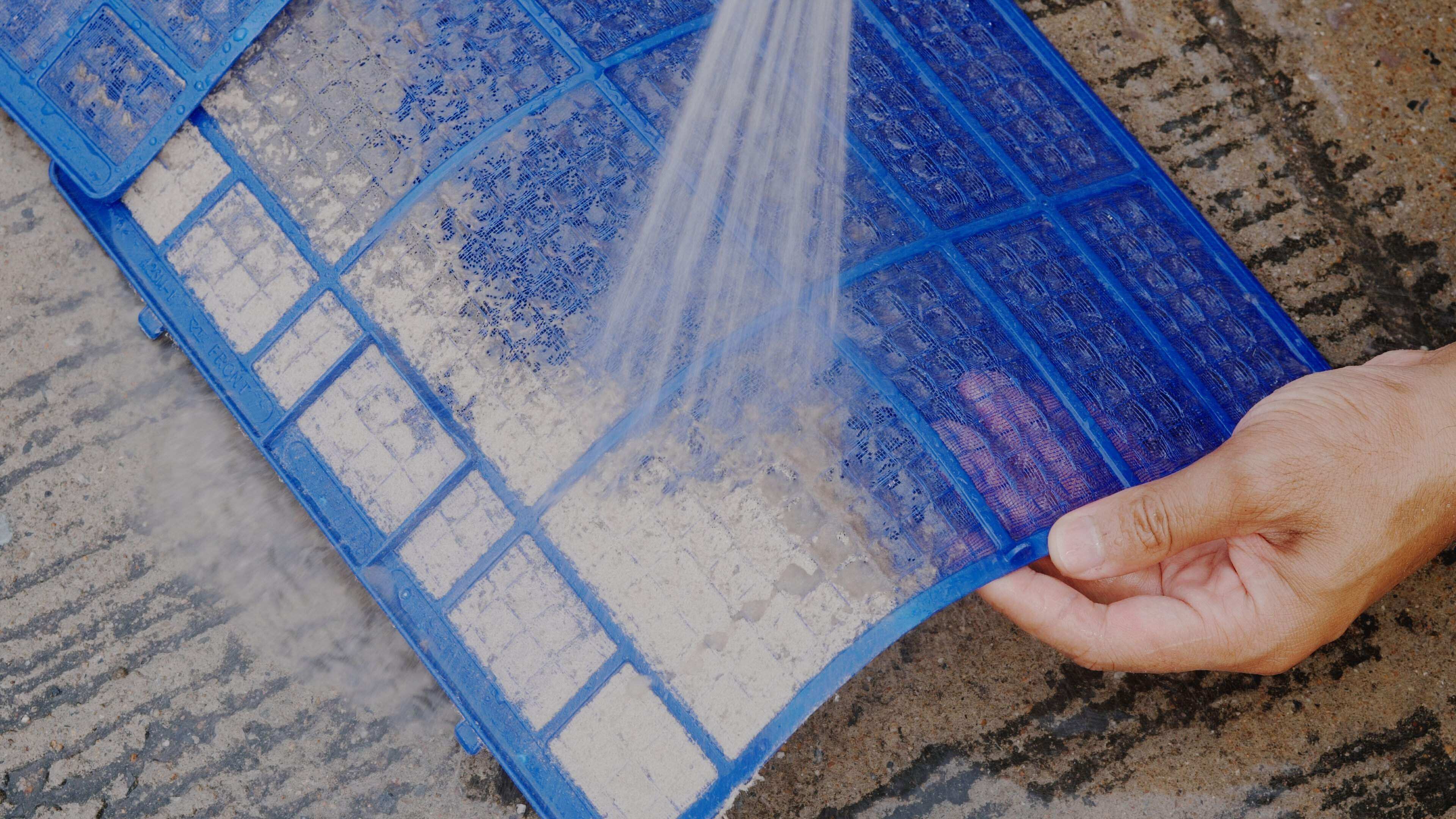 フィルターエアコンに密な汚れたほこりを洗浄する技術者サービスメンテナンス