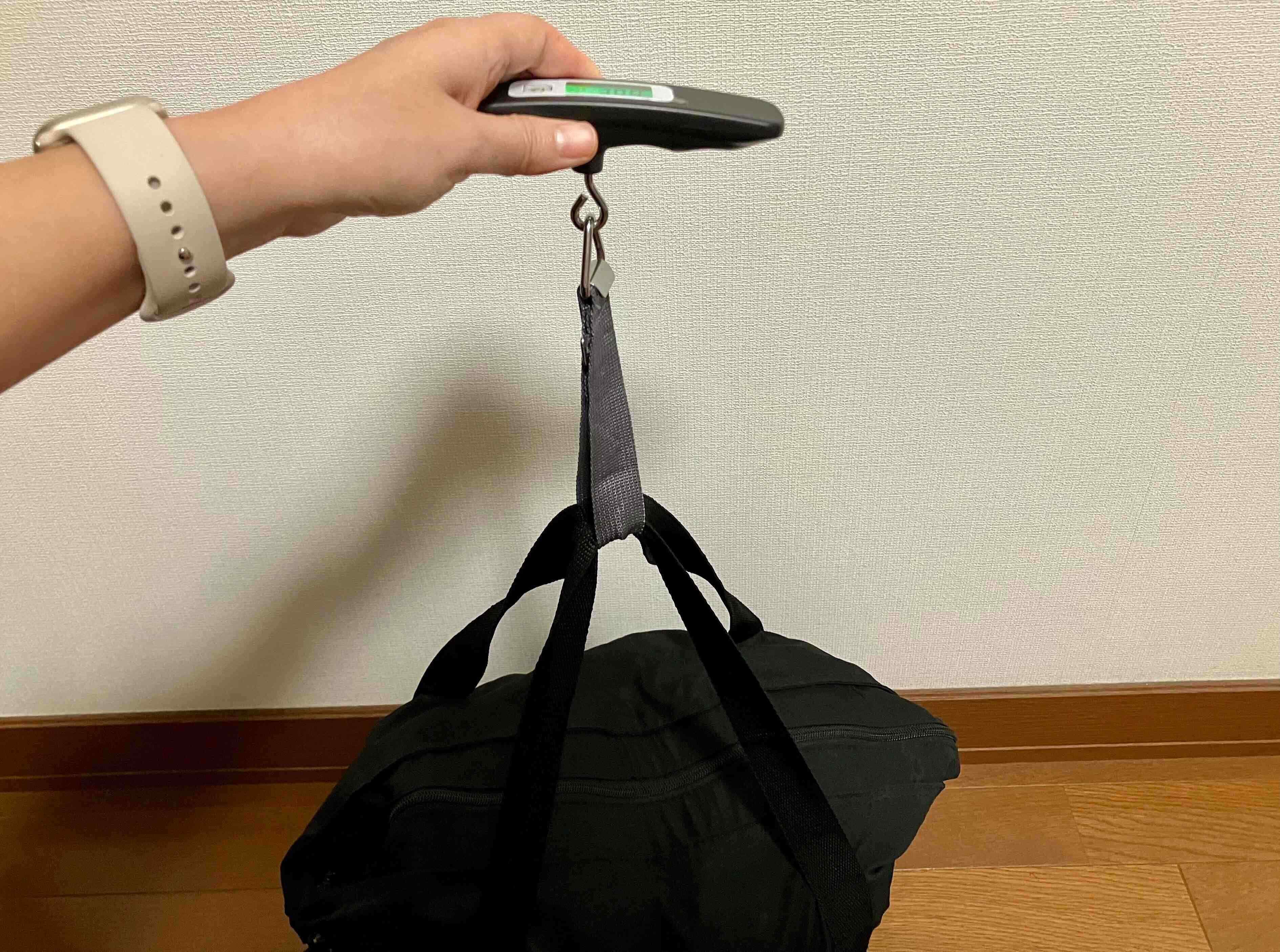 荷物を持ち上げます