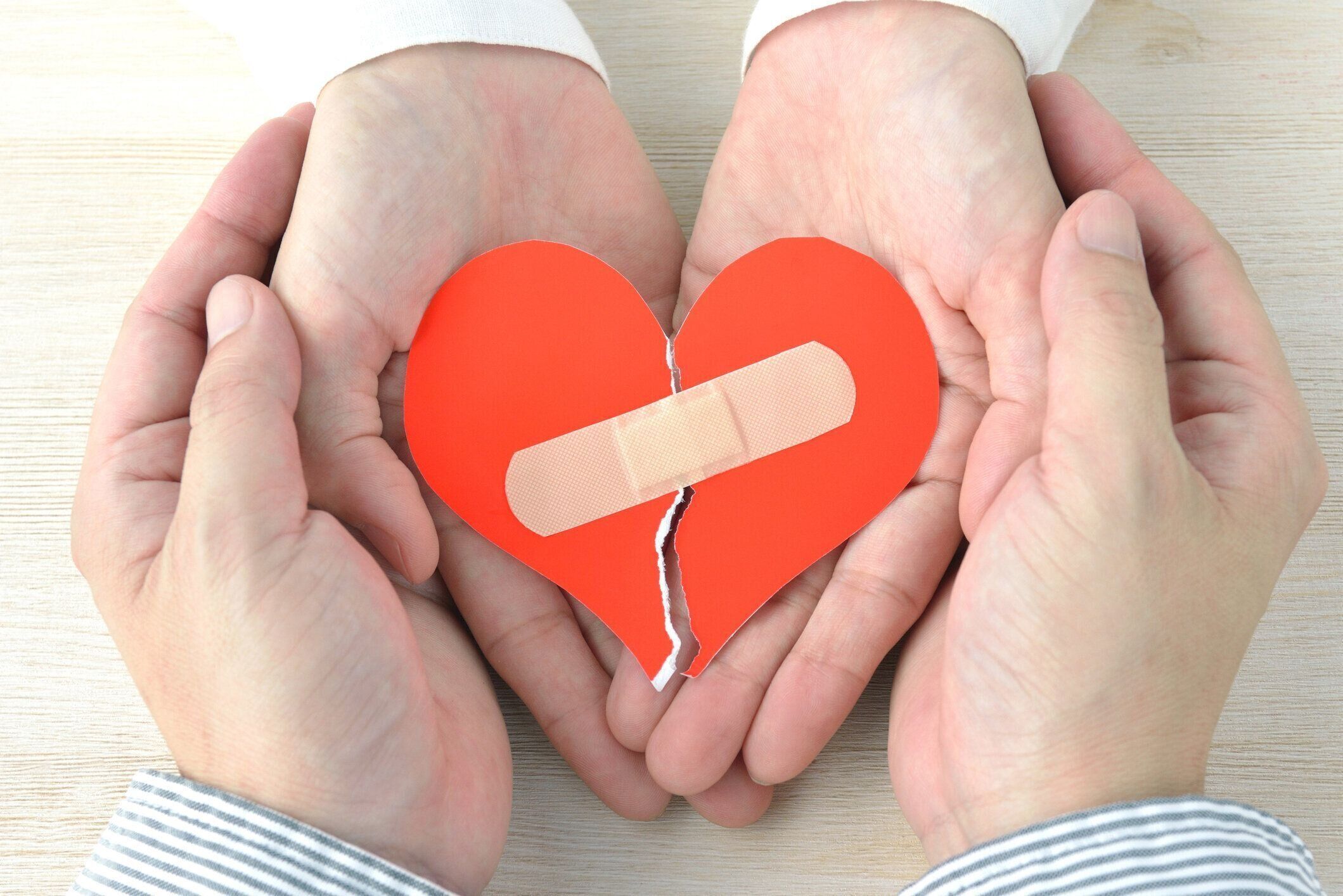 接着石膏で失恋したカップルの手