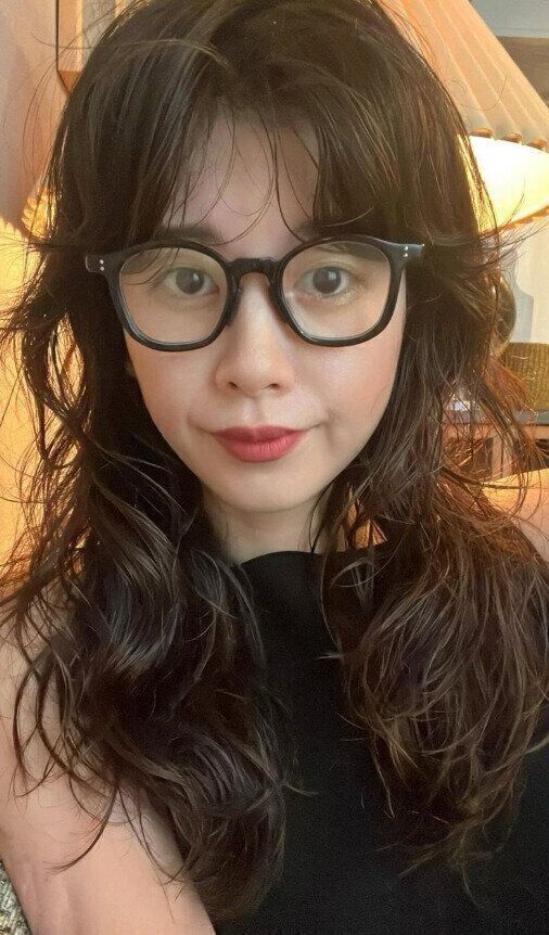 大きめウェーブで軽やかに！黒髪ロングヘア