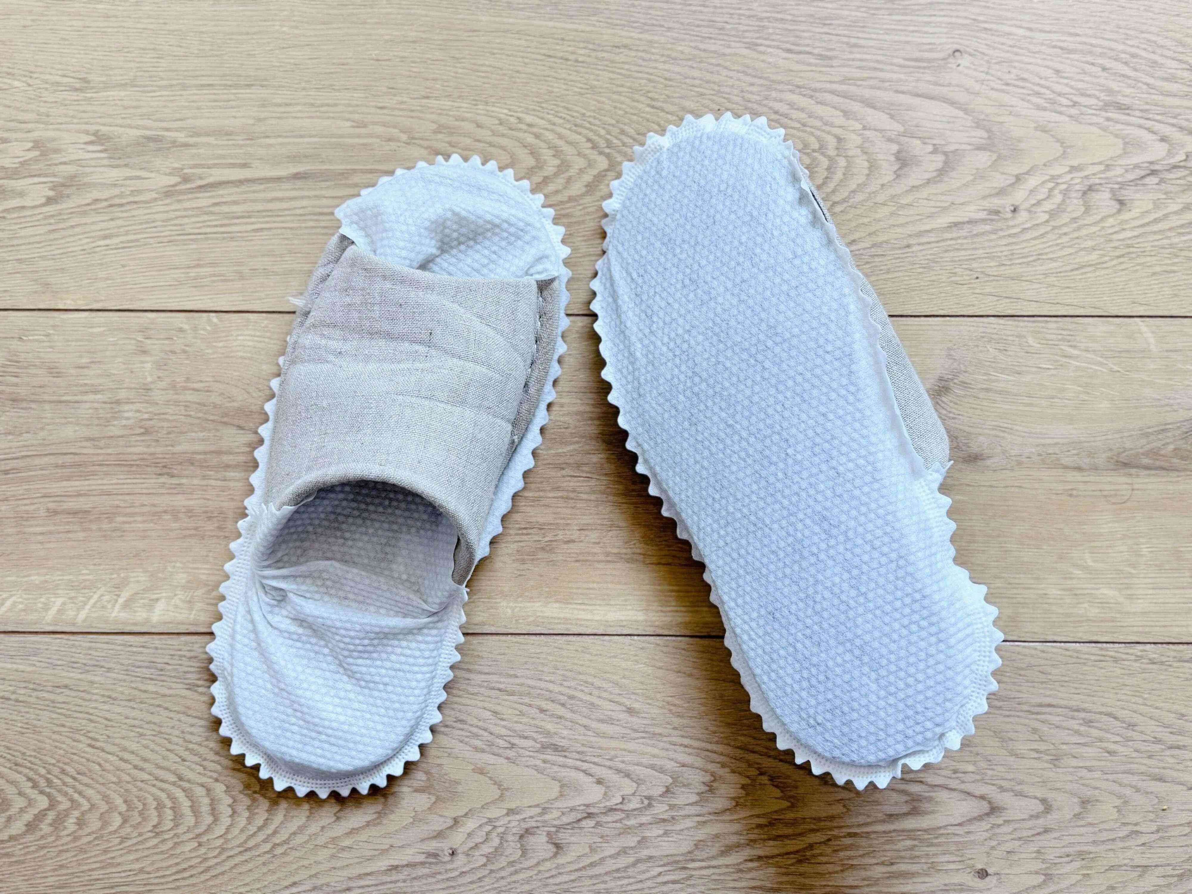 1．床そうじ用スリッパカバー（不織布）