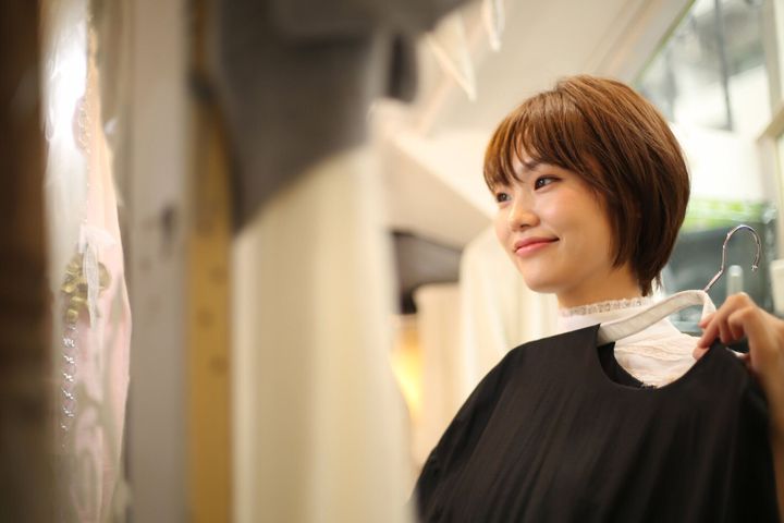 服を選ぶ女性
