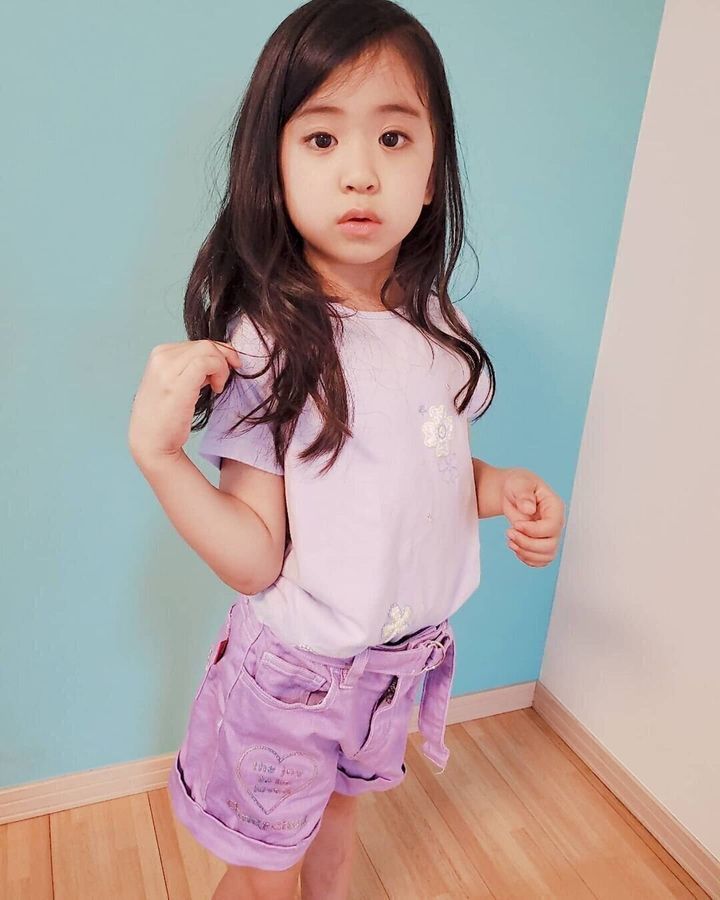 小学生女子も納得のキュートなヘアスタイル。毛先にカールを効かせて大人っぽくアレンジ!