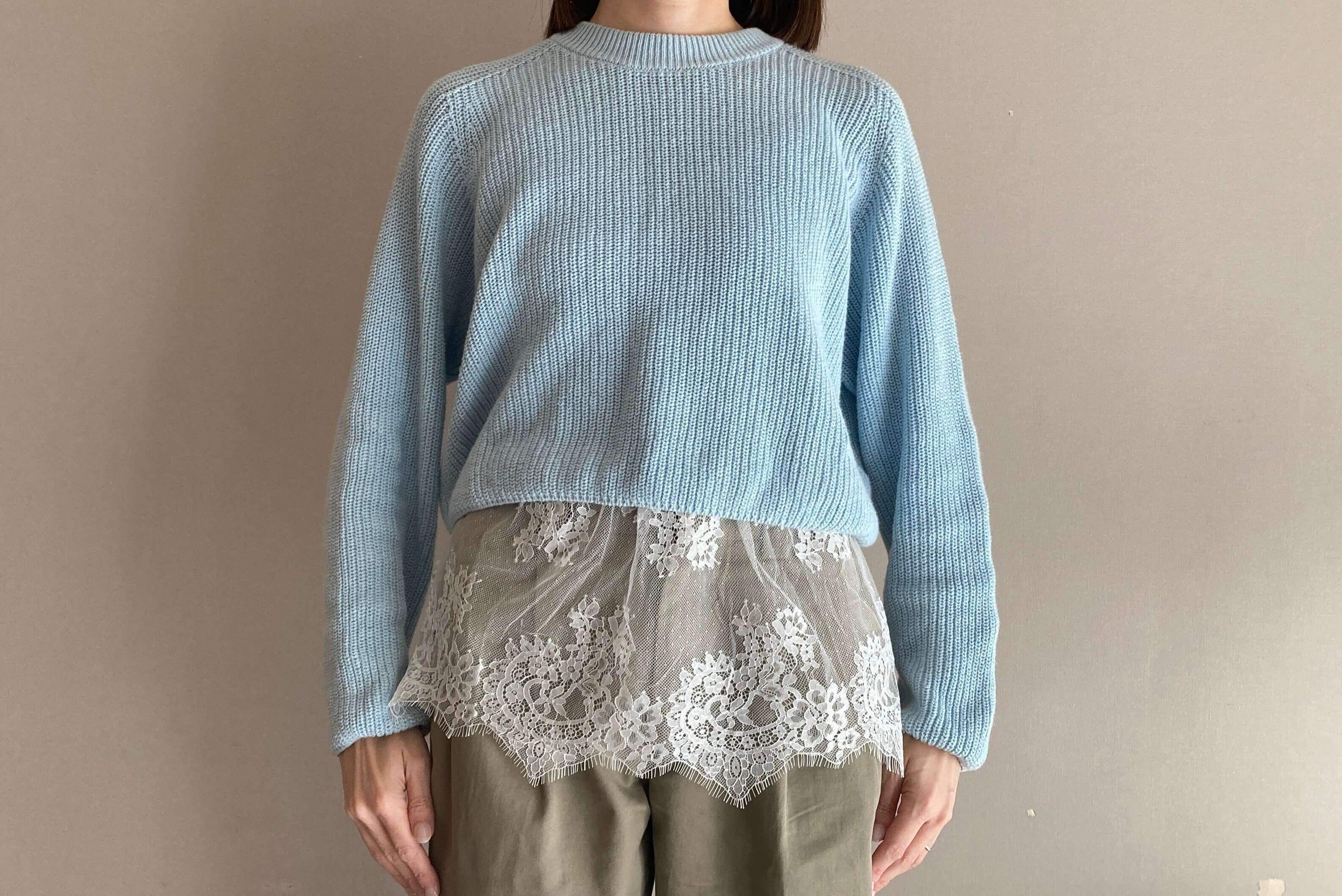 裾から見せると今っぽいアイテム「レースキャミソール」40代はこう着こなす！