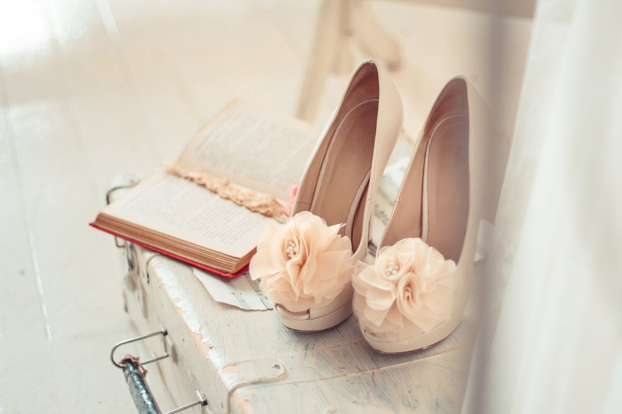微妙な構図の結婚式の靴とアクセサリーの装飾