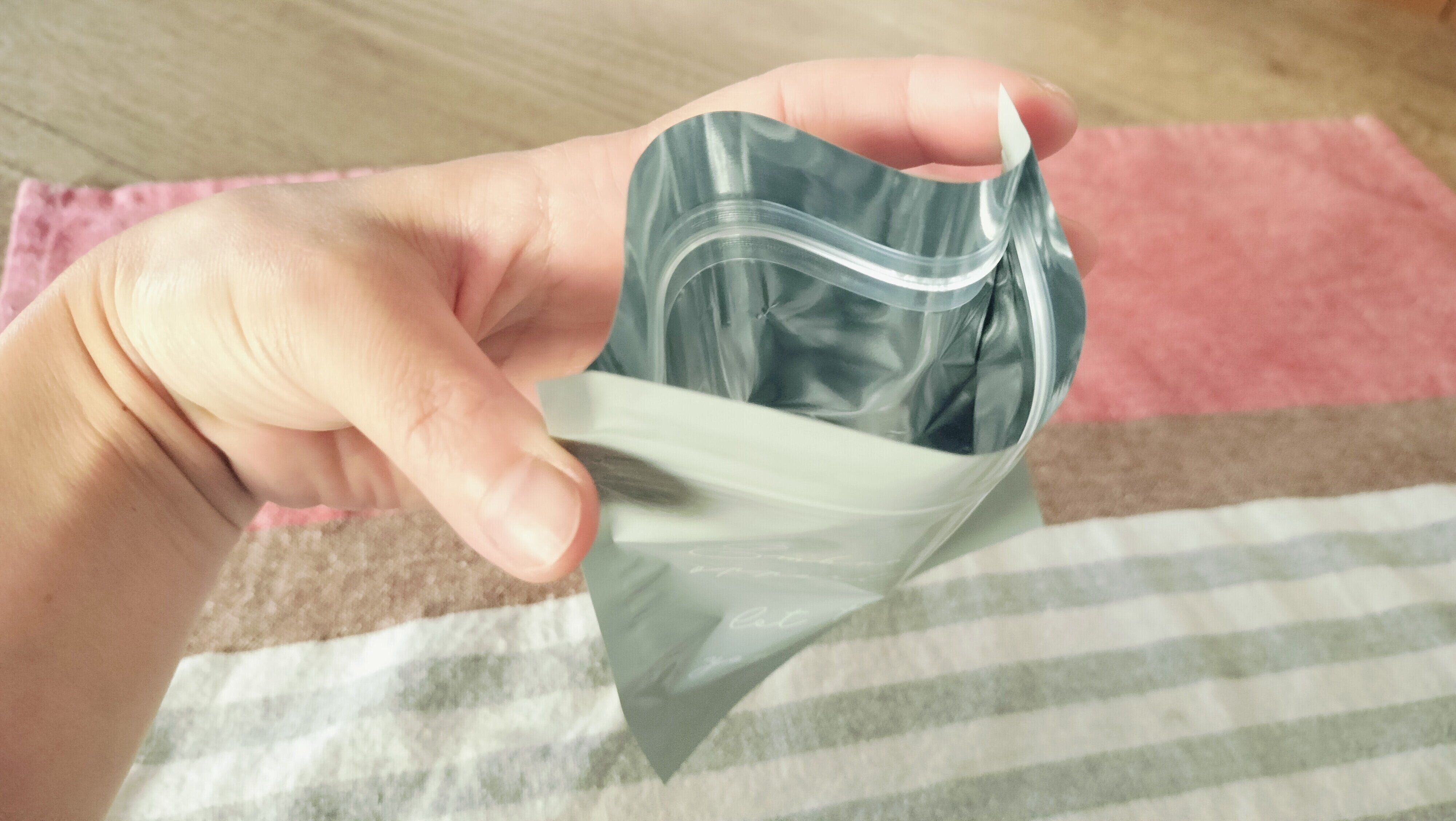 中は密封性の高い素材に