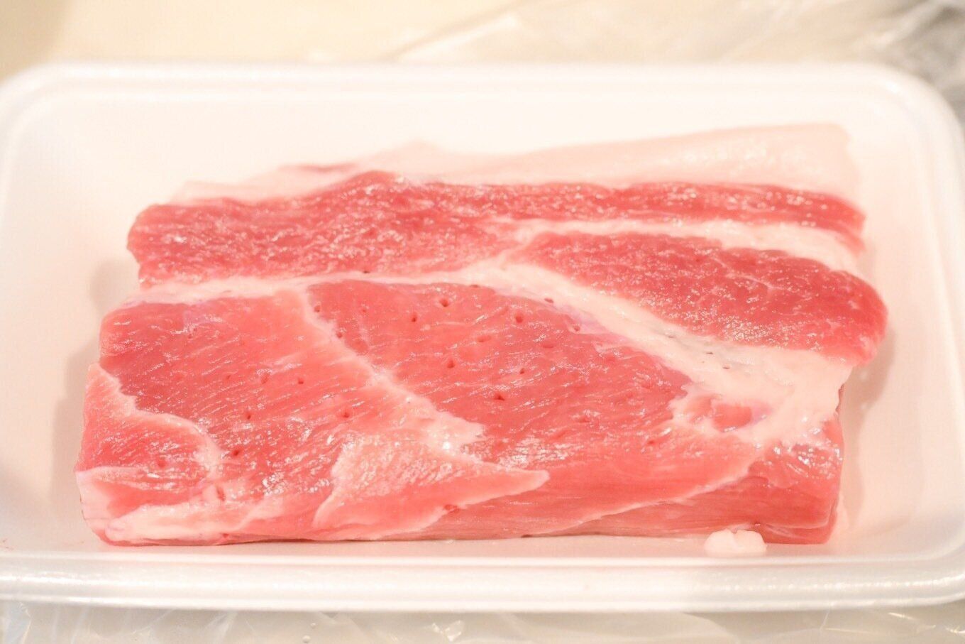 フォークで穴をあけた豚肉