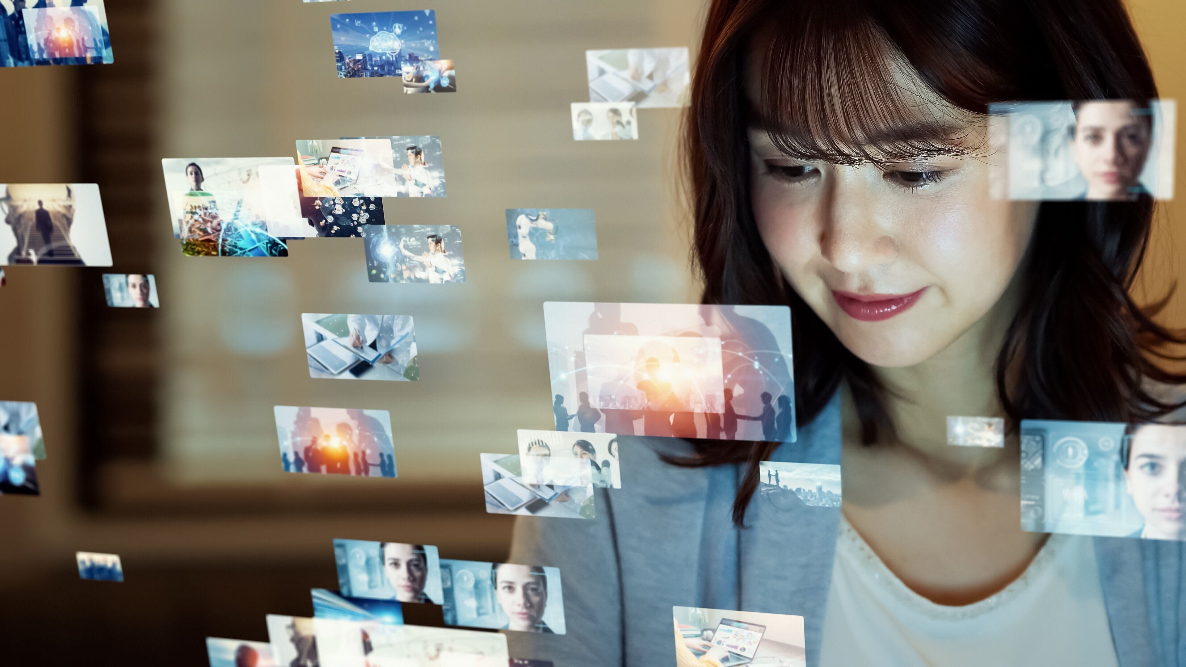 ホログラム画面を見ているアジア人女性。ビジュアルコンテンツの概念。ソーシャルネットワーキングサービス。ストリーミングビデオ。通信ネットワーク。