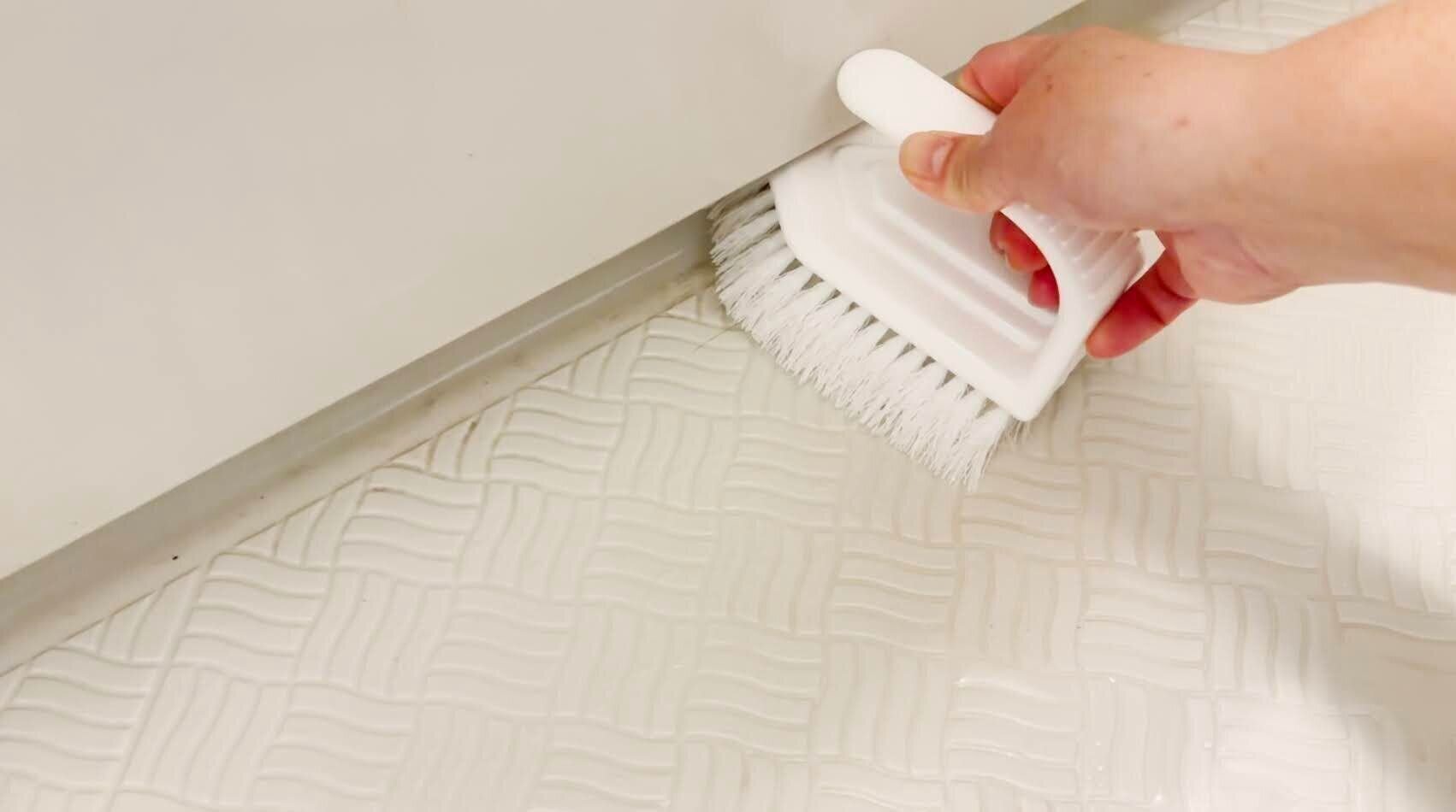 お風呂の床をブラシでこする