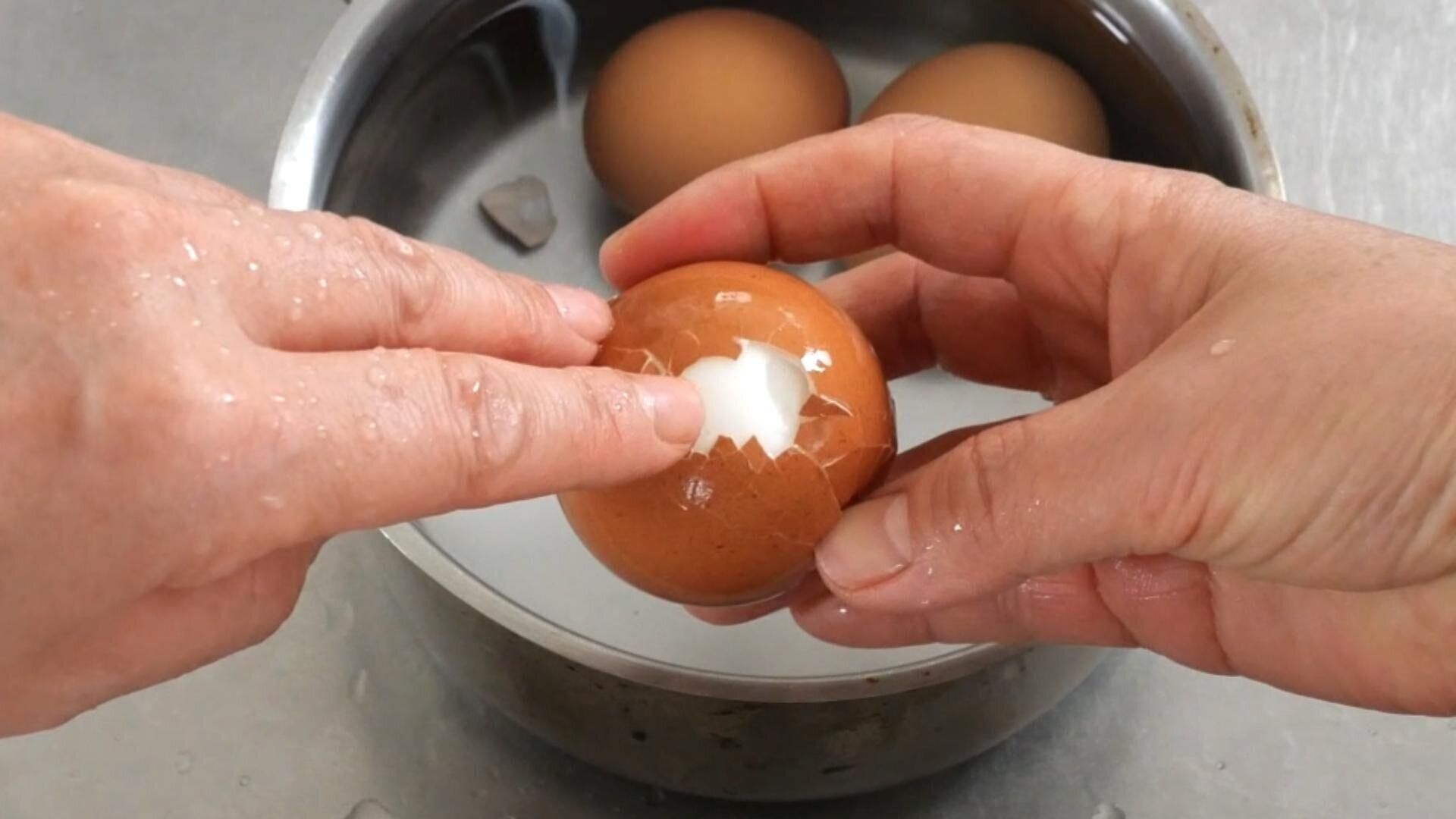 茹で卵の殻剝き