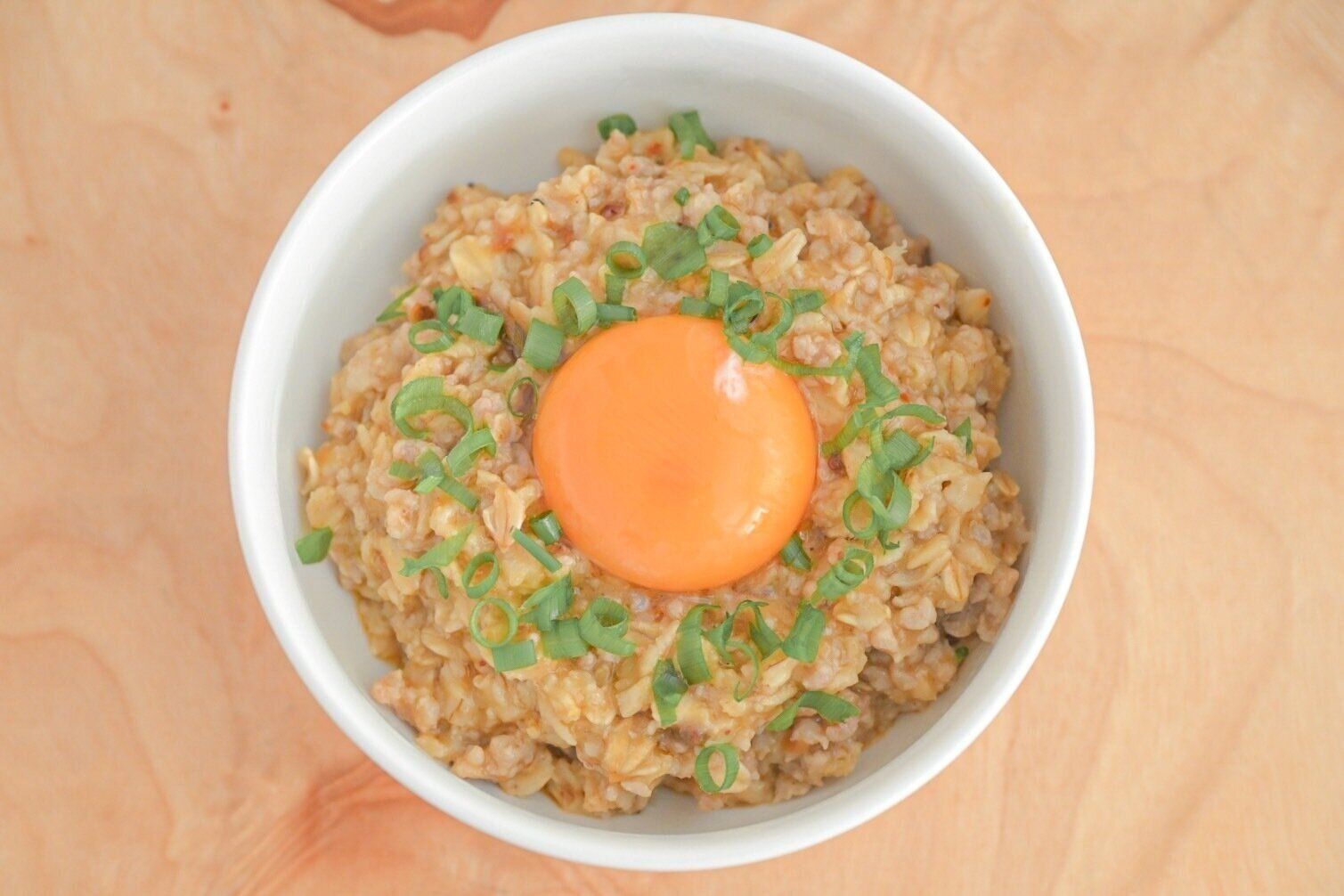 白い器に入ったオートミールリゾット