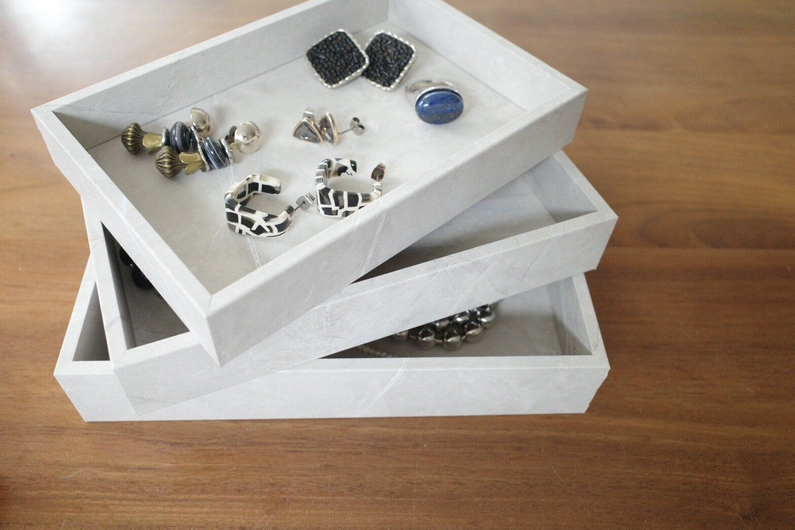 【セリア】ストーン調のウッドトレーでおしゃれに飾る収納術