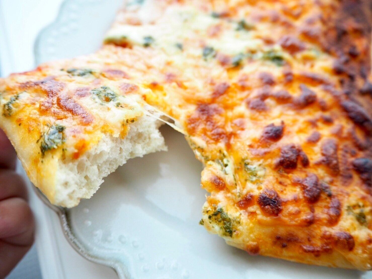 シャトレーゼ「糖質86%カットのピザ マルゲリータ」焼けたピザの写真