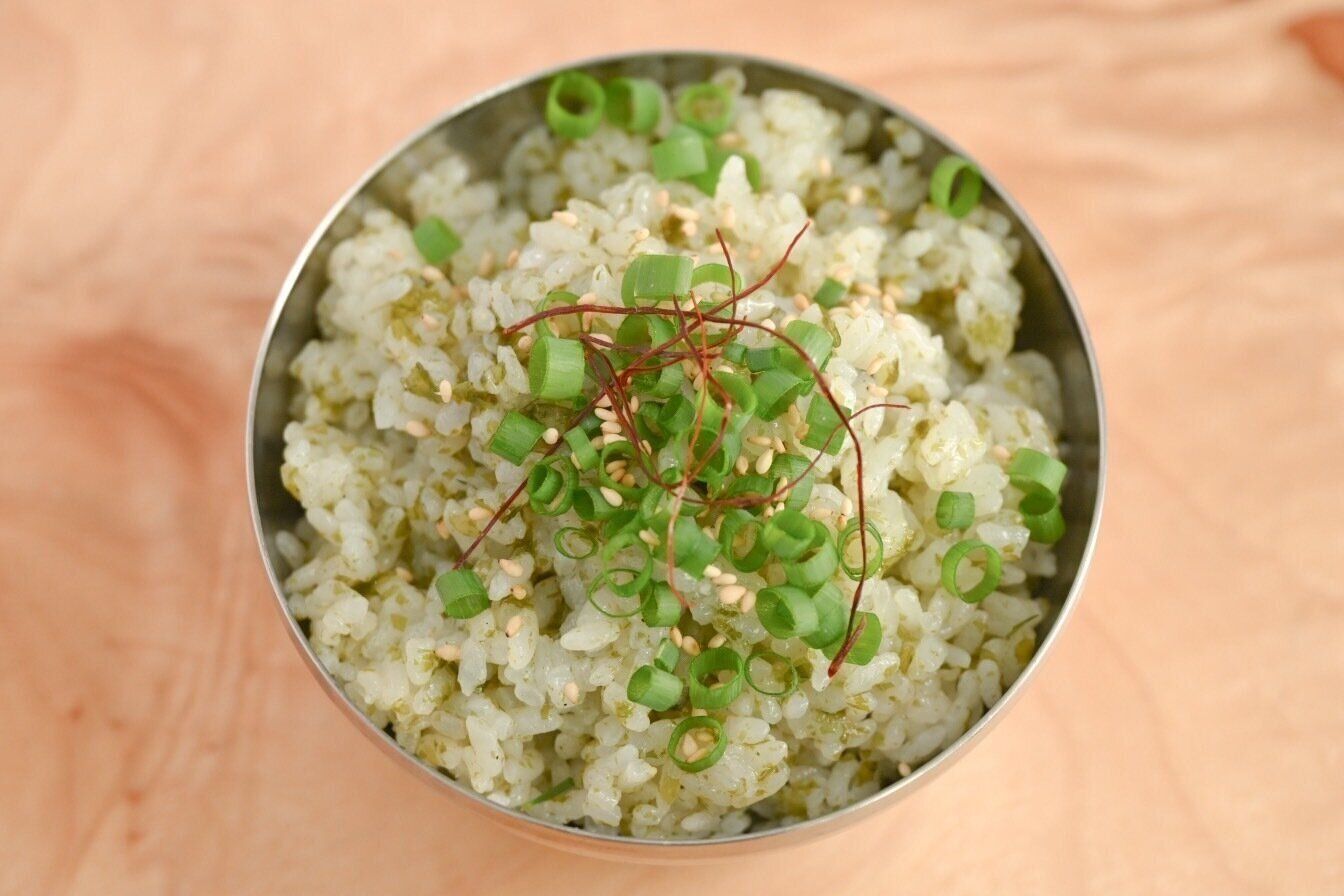 お椀に盛られた小ねぎをのせた韓国のりごはん