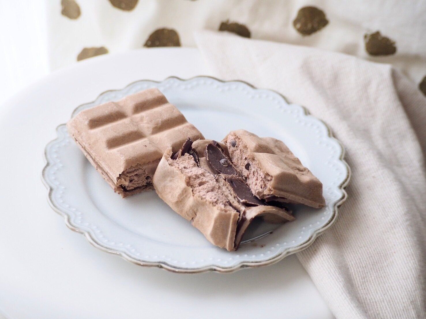 シャトレーゼ「堅焼きクランチ入り 板チョコモナカ ショコラ」断面写真