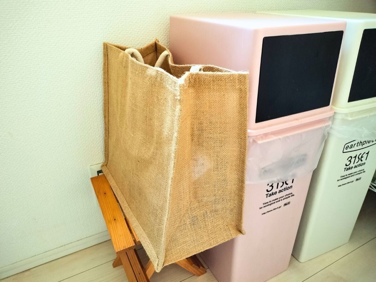 ゴミ箱の脇に置かれたジュートマイバッグ