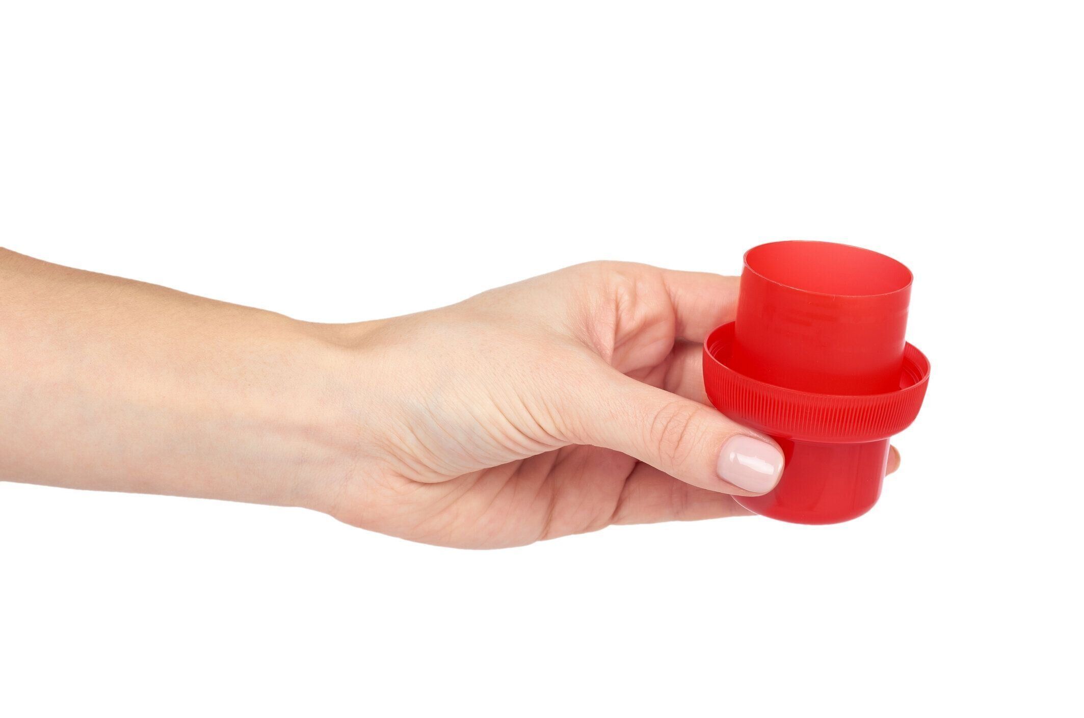 白い背景で隔離の手で液体洗剤の白ボトル