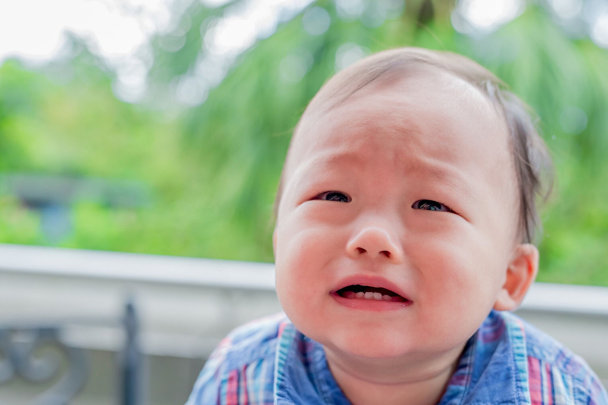 かわいい赤ちゃんの泣く 