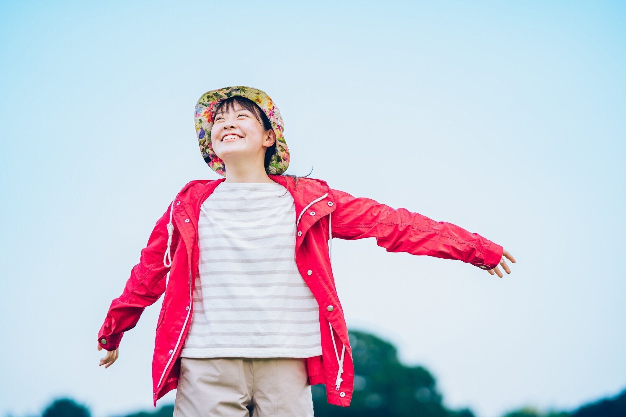 牧草地で深呼吸をする女性