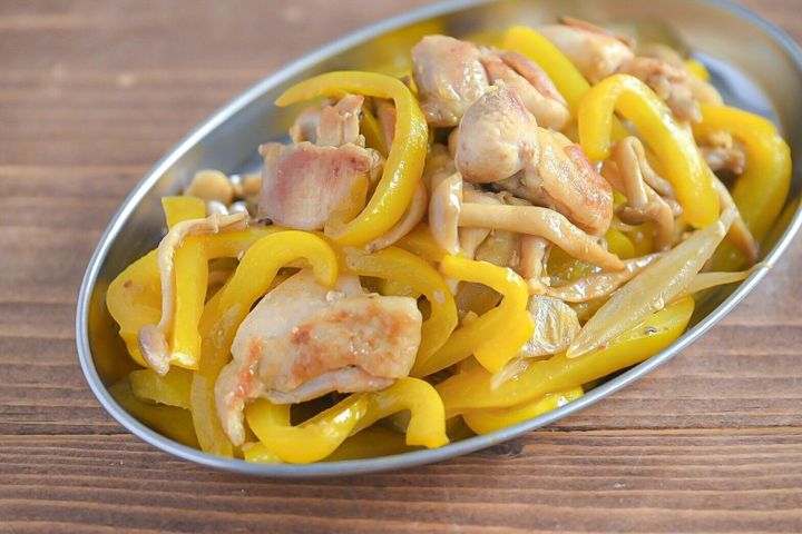 シルバーの皿に盛られたレモングラス炒め