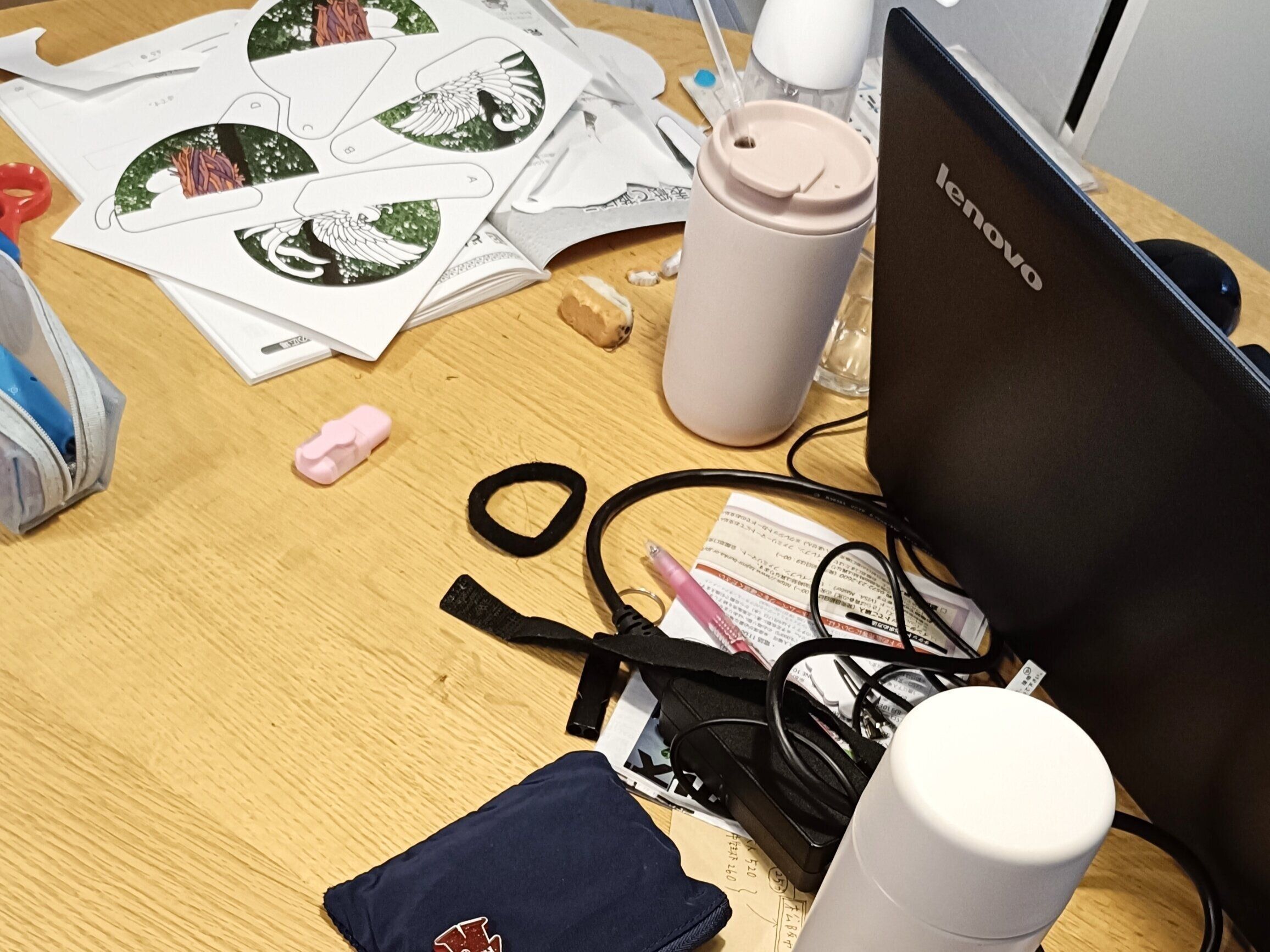 モノが溢れたダイニングテーブル