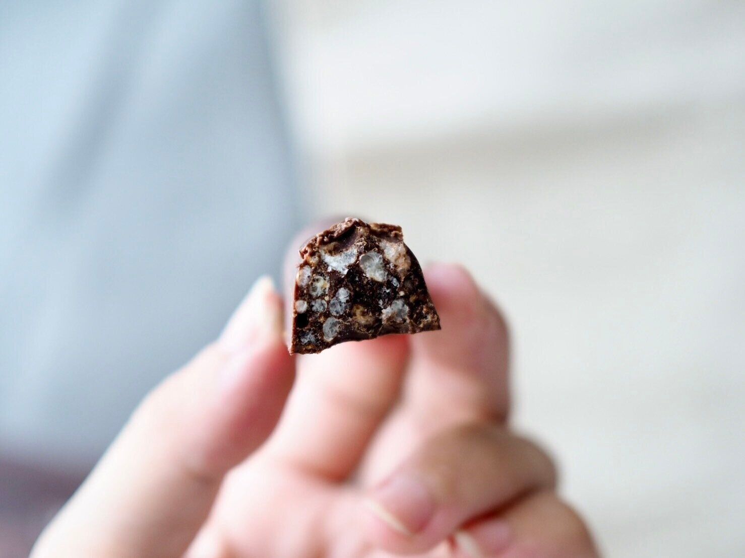 シャトレーゼ「ソルトチョコレートクランチ ライスクラッカー」断面写真