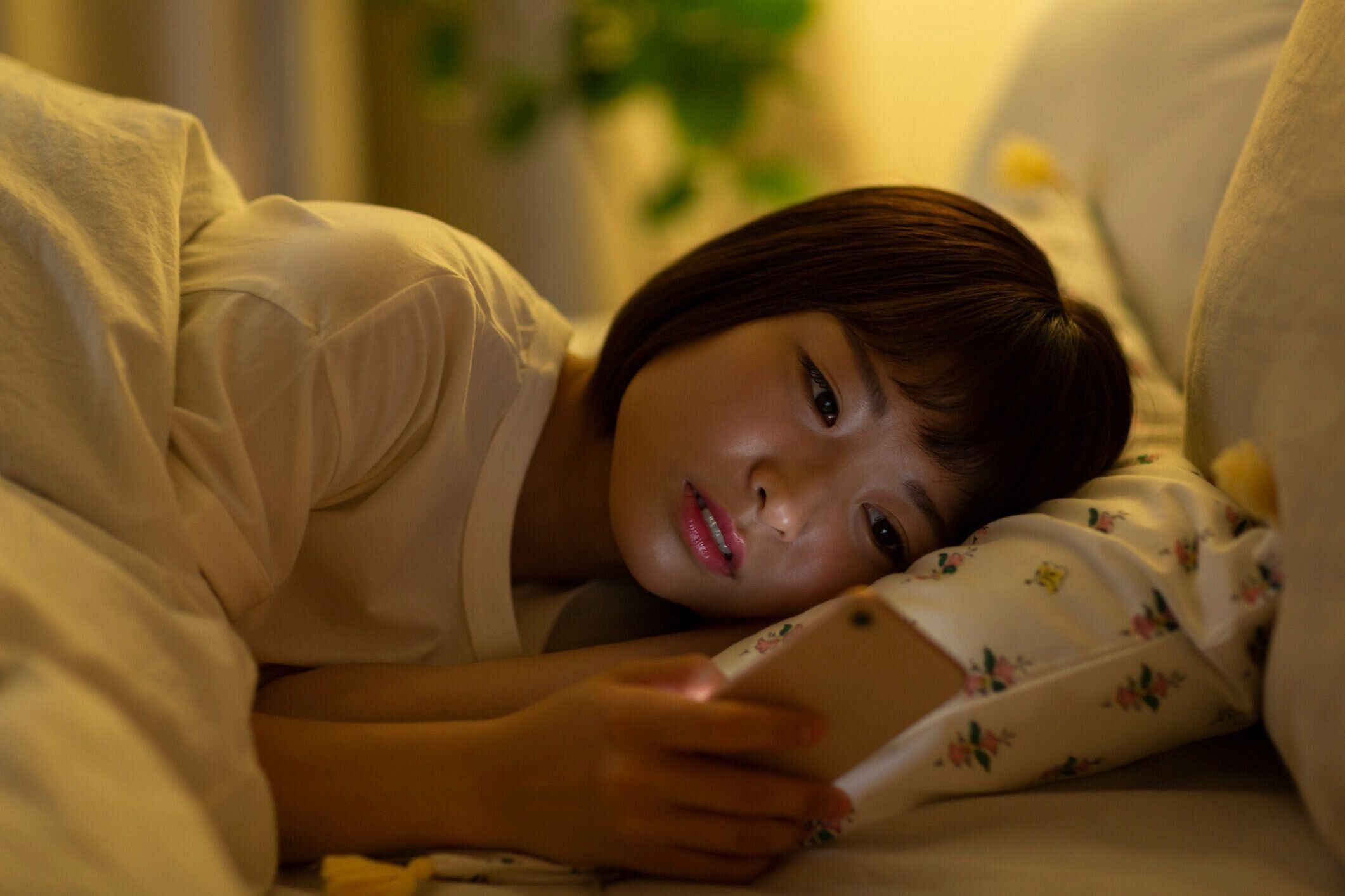 自宅で過ごす若い女性