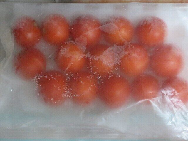 トマトはへただけ取って冷凍