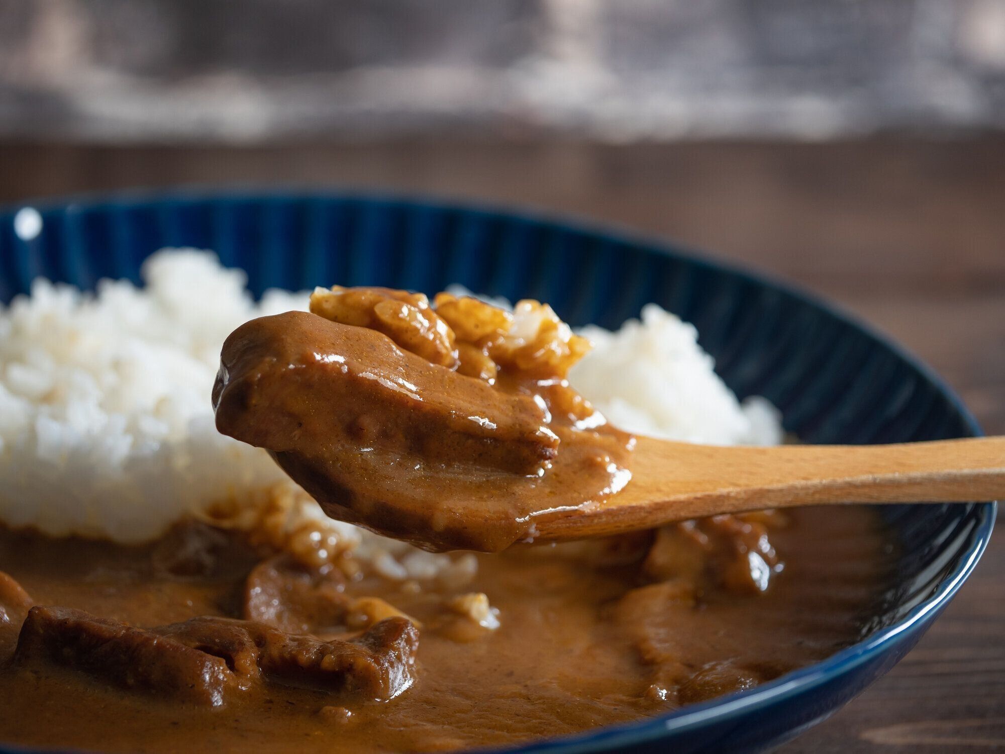 スプーンのビーフカレーライスのクローズアップ。